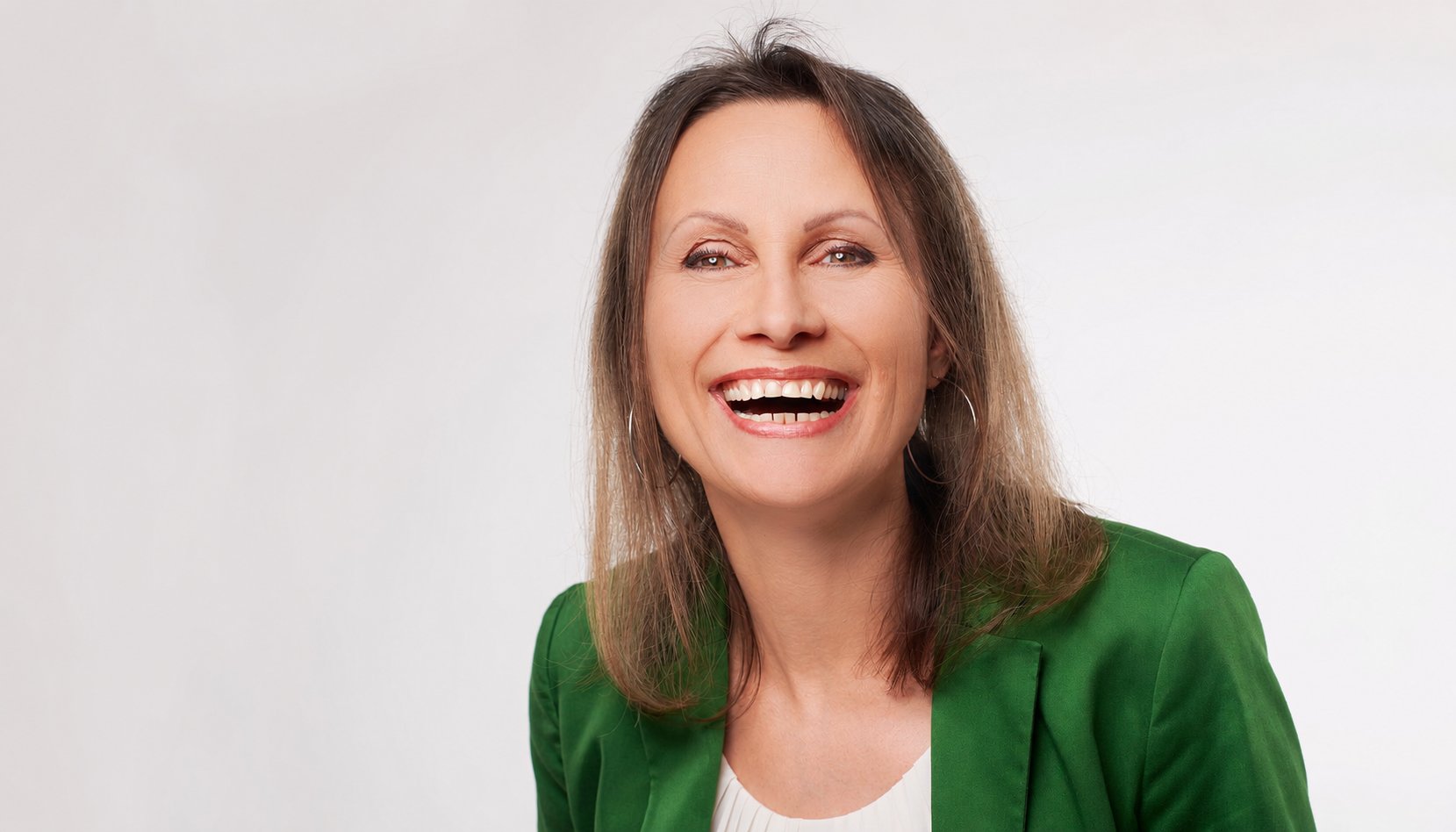 Mag. Sabine Hofer lacht herzlich